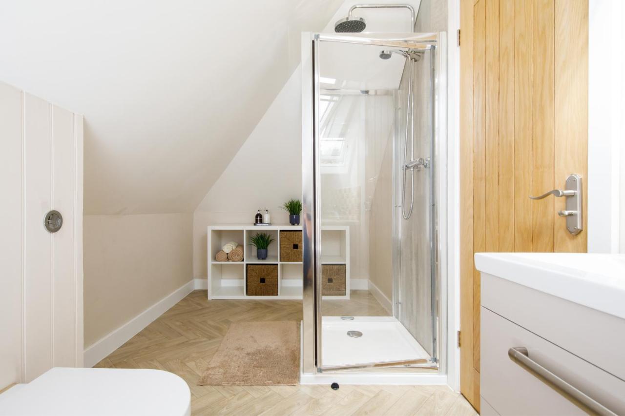 'Orchard Croft Lodge - Chichester', Book-Direct, New Home 1,367 Sq' Ft' , Can Sleep 8 On Request , Split & Link 'Super King' Size Beds, Free Wi-Fi, Sky Tv & Sky Sports, 9 - Minutes From West Wittering Beach, Very Quiet Location, Dog Friendly 외부 사진