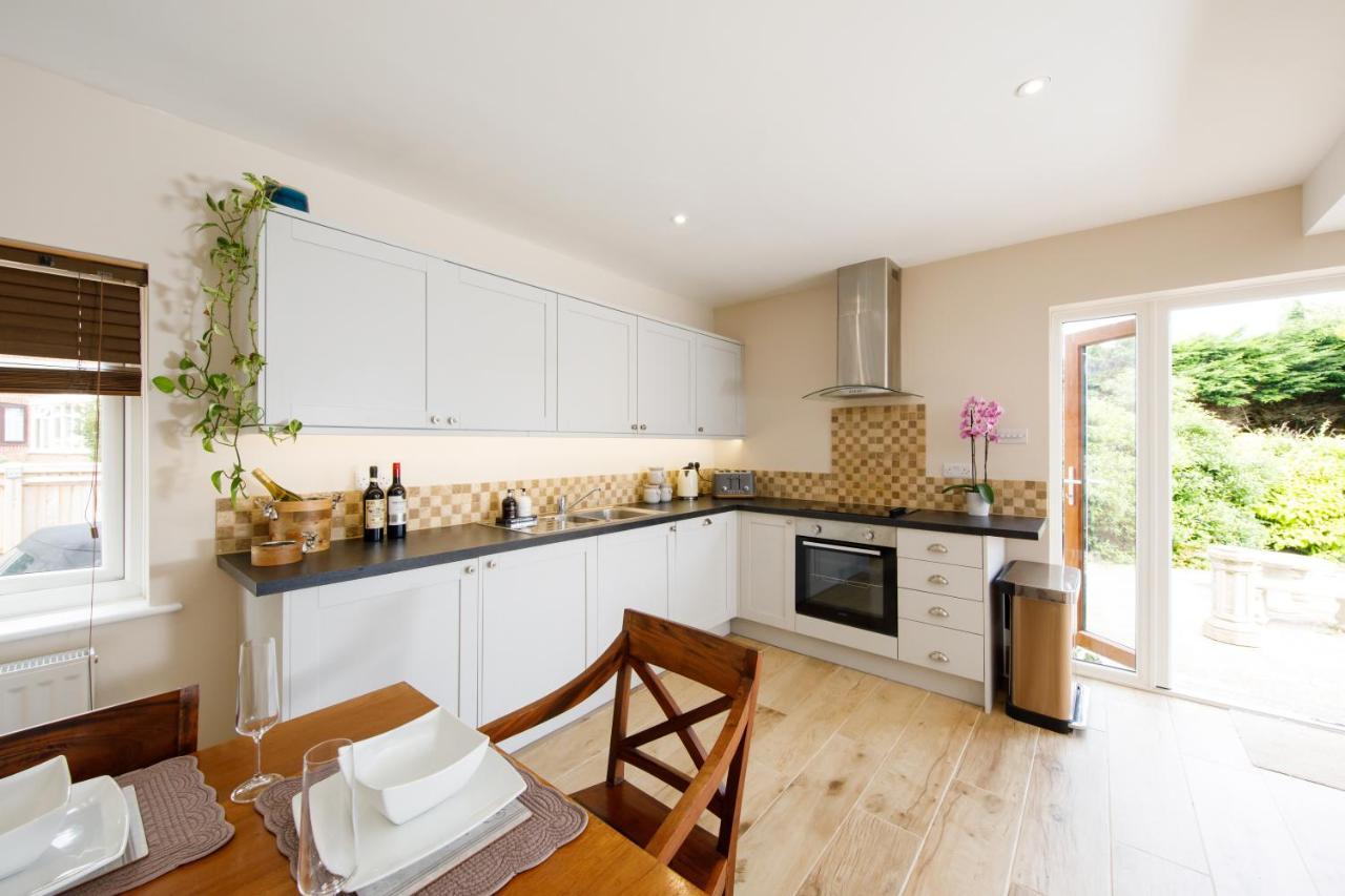 'Orchard Croft Lodge - Chichester', Book-Direct, New Home 1,367 Sq' Ft' , Can Sleep 8 On Request , Split & Link 'Super King' Size Beds, Free Wi-Fi, Sky Tv & Sky Sports, 9 - Minutes From West Wittering Beach, Very Quiet Location, Dog Friendly 외부 사진