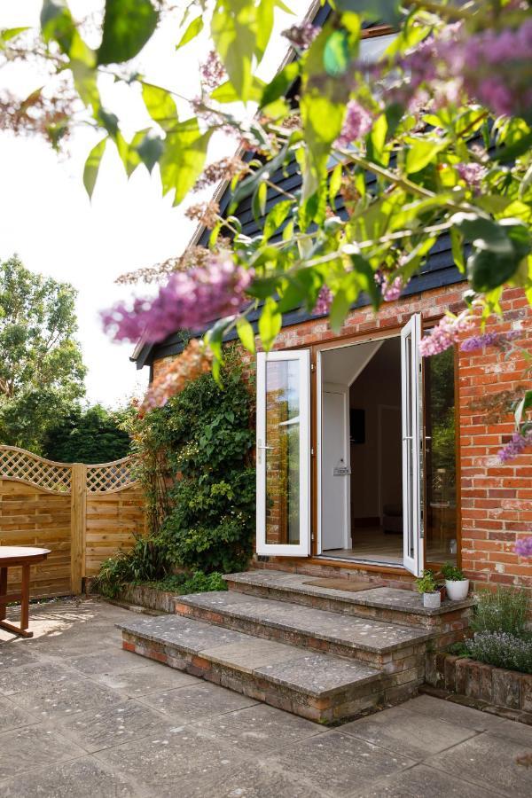 'Orchard Croft Lodge - Chichester', Book-Direct, New Home 1,367 Sq' Ft' , Can Sleep 8 On Request , Split & Link 'Super King' Size Beds, Free Wi-Fi, Sky Tv & Sky Sports, 9 - Minutes From West Wittering Beach, Very Quiet Location, Dog Friendly 외부 사진