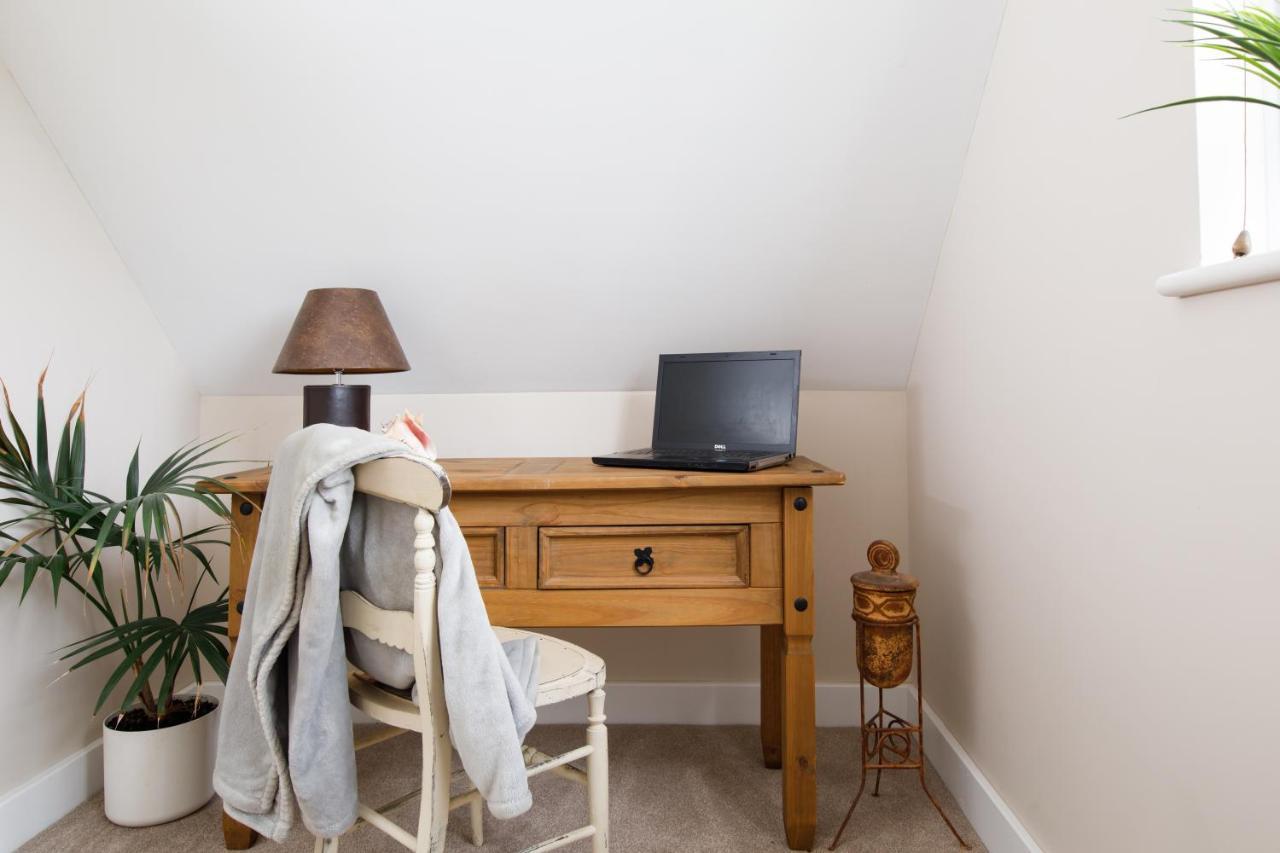'Orchard Croft Lodge - Chichester', Book-Direct, New Home 1,367 Sq' Ft' , Can Sleep 8 On Request , Split & Link 'Super King' Size Beds, Free Wi-Fi, Sky Tv & Sky Sports, 9 - Minutes From West Wittering Beach, Very Quiet Location, Dog Friendly 외부 사진