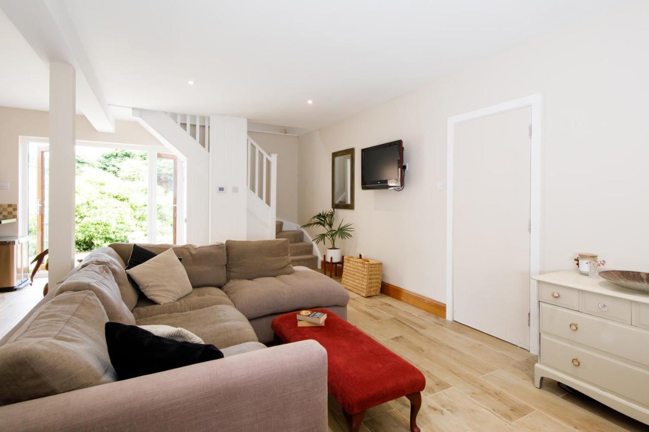 'Orchard Croft Lodge - Chichester', Book-Direct, New Home 1,367 Sq' Ft' , Can Sleep 8 On Request , Split & Link 'Super King' Size Beds, Free Wi-Fi, Sky Tv & Sky Sports, 9 - Minutes From West Wittering Beach, Very Quiet Location, Dog Friendly 외부 사진