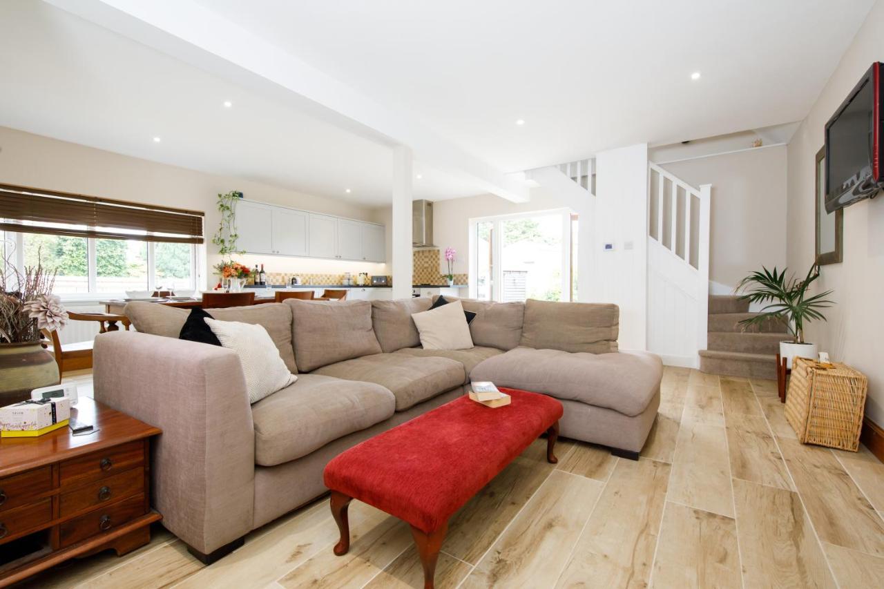 'Orchard Croft Lodge - Chichester', Book-Direct, New Home 1,367 Sq' Ft' , Can Sleep 8 On Request , Split & Link 'Super King' Size Beds, Free Wi-Fi, Sky Tv & Sky Sports, 9 - Minutes From West Wittering Beach, Very Quiet Location, Dog Friendly 외부 사진