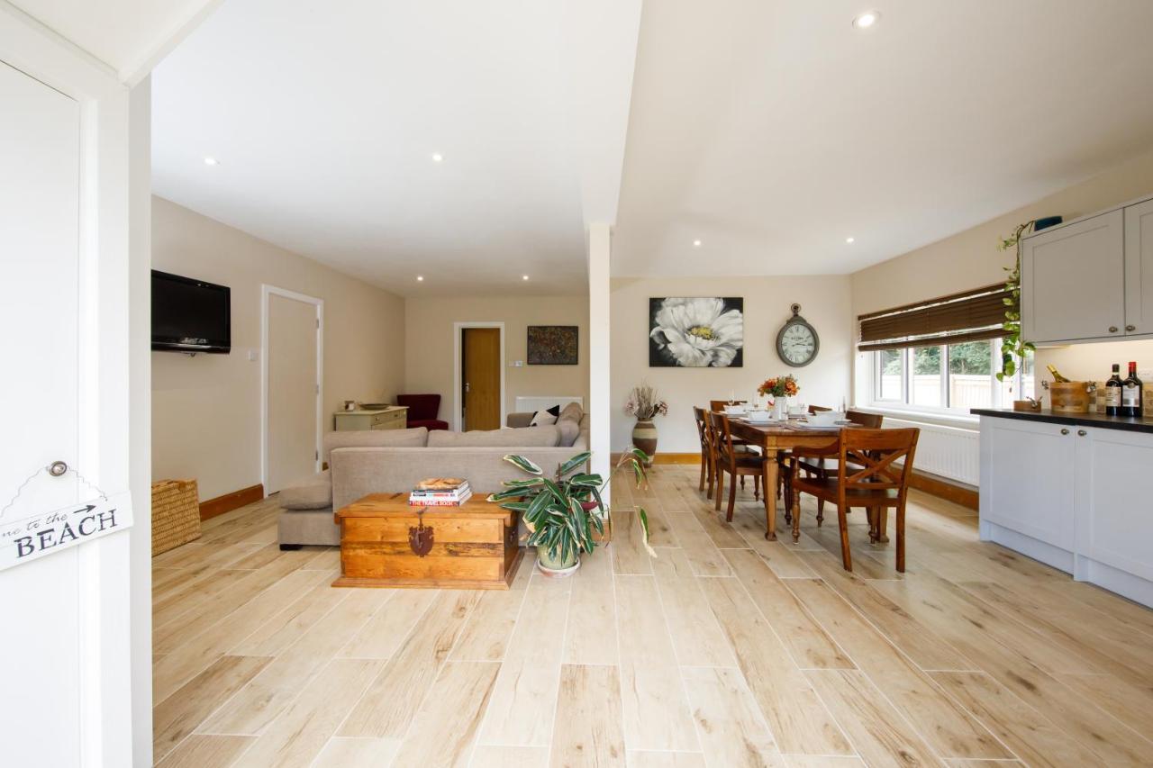 'Orchard Croft Lodge - Chichester', Book-Direct, New Home 1,367 Sq' Ft' , Can Sleep 8 On Request , Split & Link 'Super King' Size Beds, Free Wi-Fi, Sky Tv & Sky Sports, 9 - Minutes From West Wittering Beach, Very Quiet Location, Dog Friendly 외부 사진