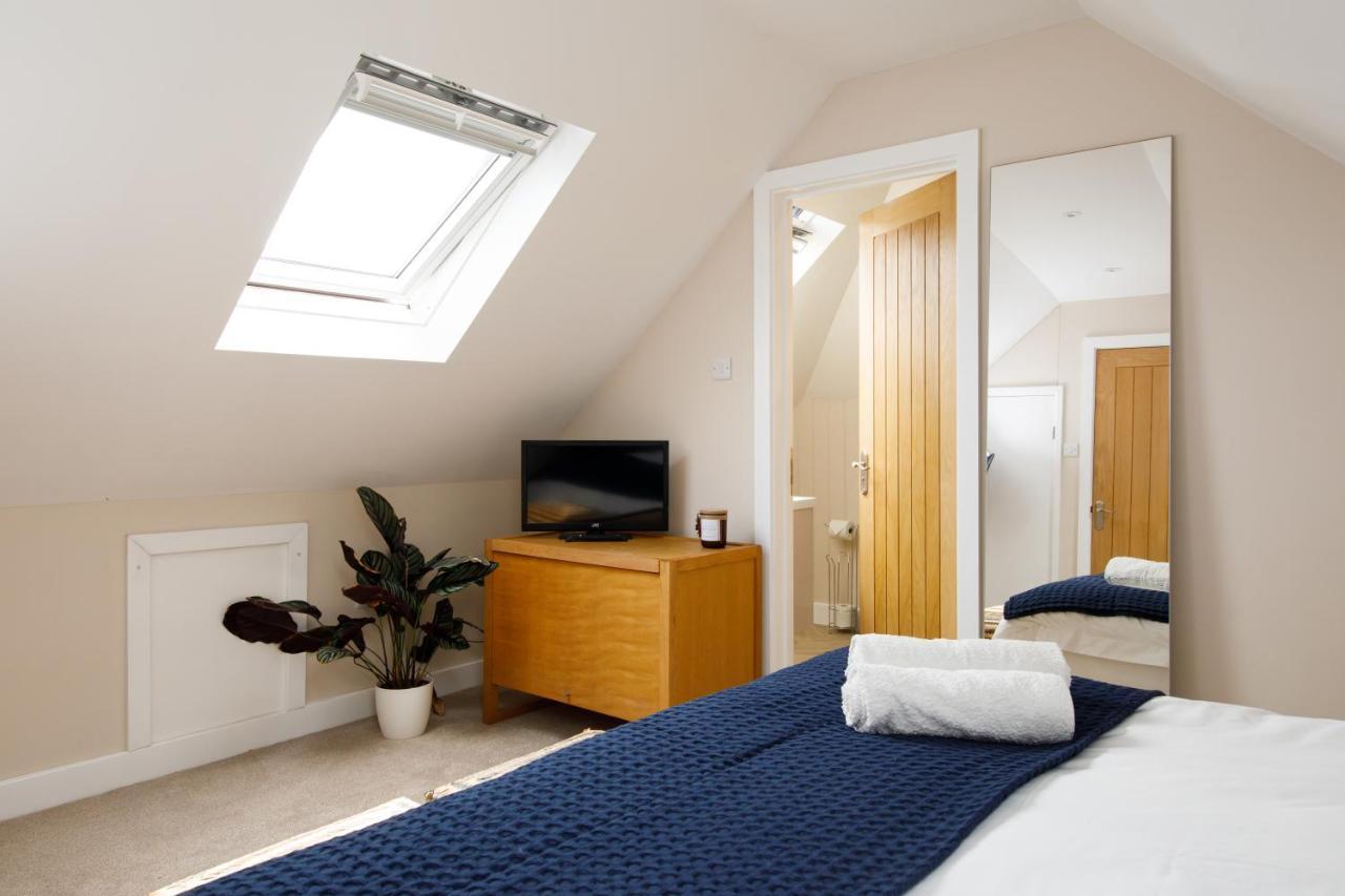 'Orchard Croft Lodge - Chichester', Book-Direct, New Home 1,367 Sq' Ft' , Can Sleep 8 On Request , Split & Link 'Super King' Size Beds, Free Wi-Fi, Sky Tv & Sky Sports, 9 - Minutes From West Wittering Beach, Very Quiet Location, Dog Friendly 외부 사진