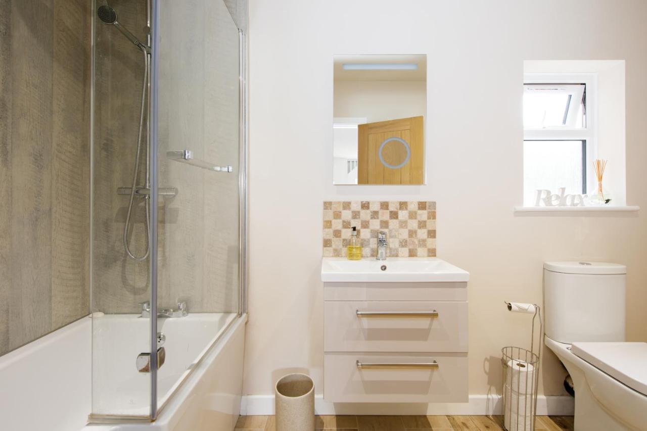 'Orchard Croft Lodge - Chichester', Book-Direct, New Home 1,367 Sq' Ft' , Can Sleep 8 On Request , Split & Link 'Super King' Size Beds, Free Wi-Fi, Sky Tv & Sky Sports, 9 - Minutes From West Wittering Beach, Very Quiet Location, Dog Friendly 외부 사진