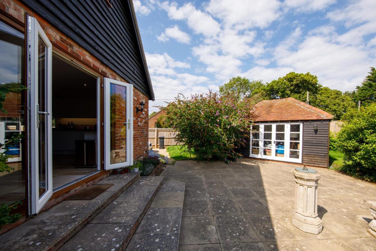 'Orchard Croft Lodge - Chichester', Book-Direct, New Home 1,367 Sq' Ft' , Can Sleep 8 On Request , Split & Link 'Super King' Size Beds, Free Wi-Fi, Sky Tv & Sky Sports, 9 - Minutes From West Wittering Beach, Very Quiet Location, Dog Friendly 외부 사진