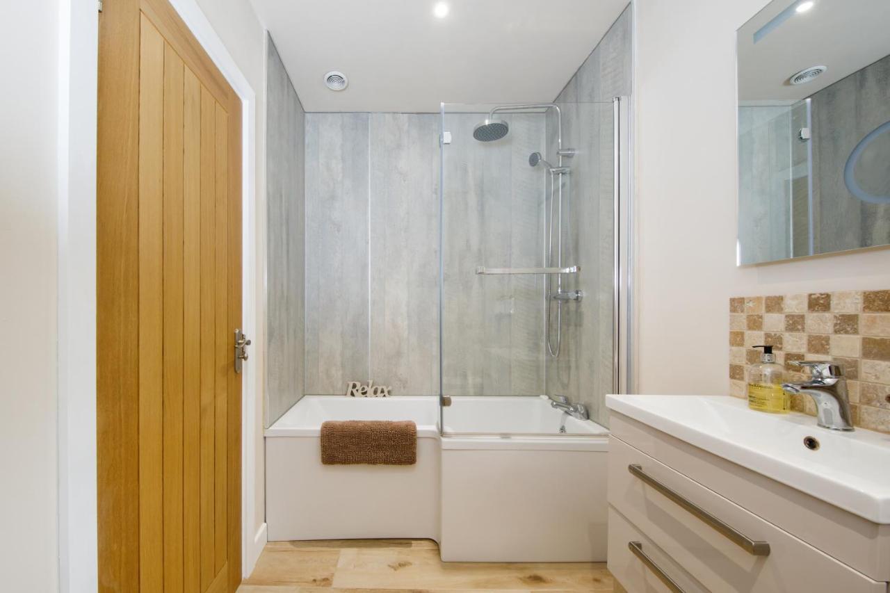 'Orchard Croft Lodge - Chichester', Book-Direct, New Home 1,367 Sq' Ft' , Can Sleep 8 On Request , Split & Link 'Super King' Size Beds, Free Wi-Fi, Sky Tv & Sky Sports, 9 - Minutes From West Wittering Beach, Very Quiet Location, Dog Friendly 외부 사진