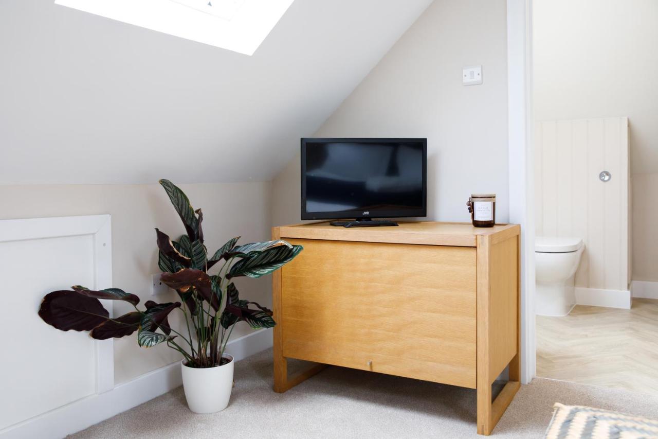 'Orchard Croft Lodge - Chichester', Book-Direct, New Home 1,367 Sq' Ft' , Can Sleep 8 On Request , Split & Link 'Super King' Size Beds, Free Wi-Fi, Sky Tv & Sky Sports, 9 - Minutes From West Wittering Beach, Very Quiet Location, Dog Friendly 외부 사진