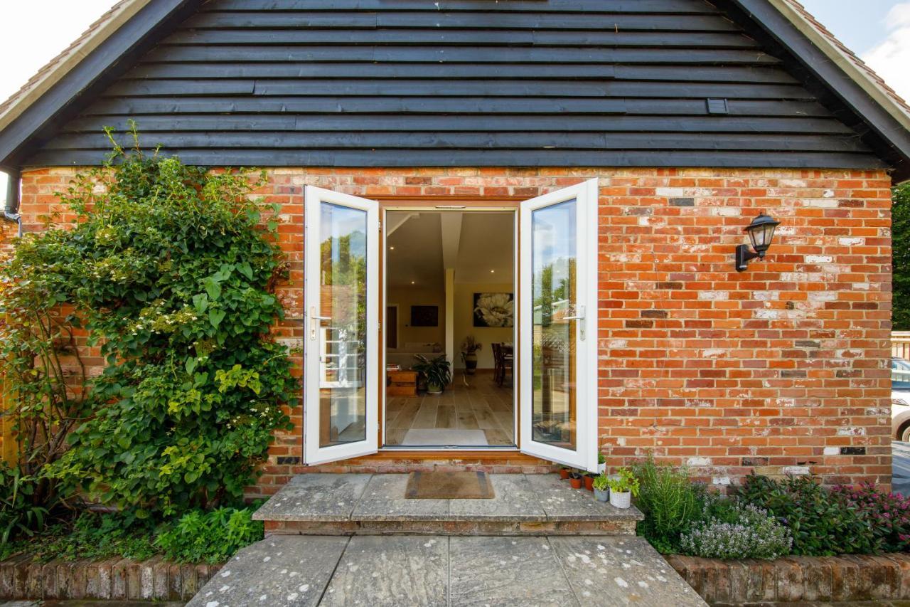 'Orchard Croft Lodge - Chichester', Book-Direct, New Home 1,367 Sq' Ft' , Can Sleep 8 On Request , Split & Link 'Super King' Size Beds, Free Wi-Fi, Sky Tv & Sky Sports, 9 - Minutes From West Wittering Beach, Very Quiet Location, Dog Friendly 외부 사진